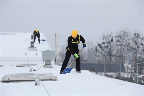 Что нужно знать об уборке снега с плоской крыши? Практические советы