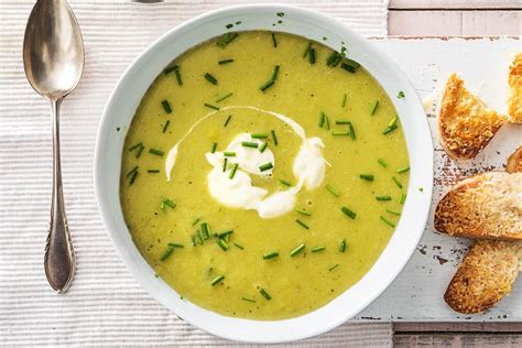 Soupe de pommes de terre et de poireau à la crème fraîche Recette