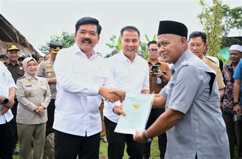 Bey Machmudin Dampingi Menteri Hadi Tjahjanto Bagikan Sertifikat Tanah