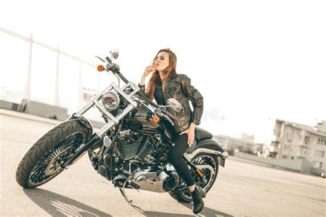 Fille Sur Une Moto Photo Stock Image Du Coureur Sunglasses