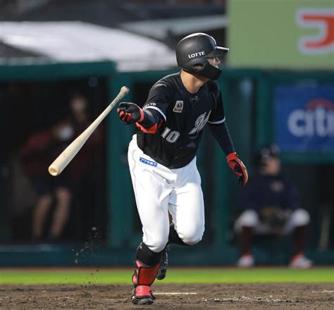 【ロッテ】ドラフト1位・上田が待望の初打点 1死満塁のチャンスでレフトに犠飛「緊張した場面だった」 スポーツ報知