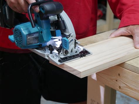 Makita Cordless Circular Saw Review - Tools in Action