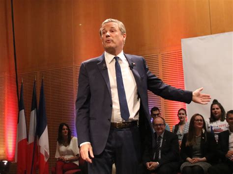 Européennes Nicolas Dupont Aignan en meeting à Villeurbanne