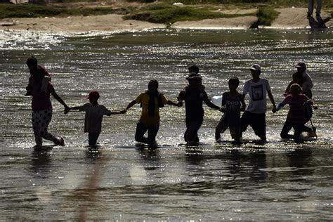 Migrantes Abruman Ciudad Fronteriza De Texas Otros Esperan En México Citas Para Entrar A Eeuu