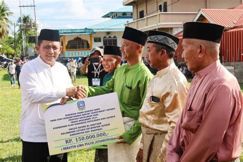 Gubernur Ansar Serahkan Bantuan Kemasyarakatan Dan Groundbreaking