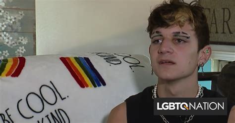 étudiants sortent après qu une fille ait été suspendue pour avoir défendu un ami gay contre