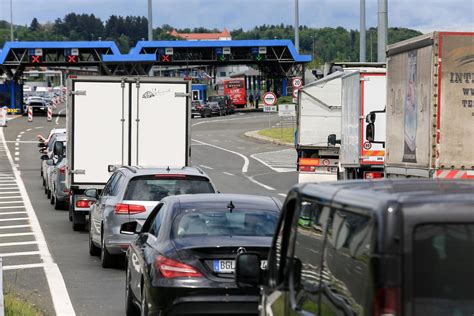 Blagdanske Gu Ve Na Cestama Osobito Na Granicama Sa Slovenijom Bih I