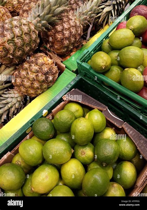 Fresco de limón y piña en la granja supermercado Fotografía de stock