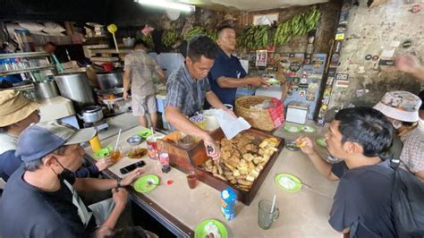 Ternyata Cara Makan Ketan Susu Awalnya Dikobok Legendaris Di Kemayoran