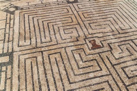 Mosaico Que Representa El Laberinto Con El Minotauro En Las Ruinas