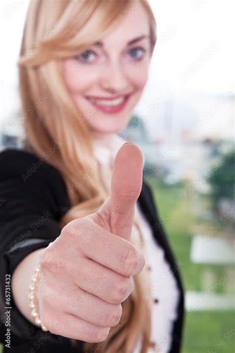 Businessfrau Zeigt Motiviert Daumen Hoch Nahaufnahme Stock Photo