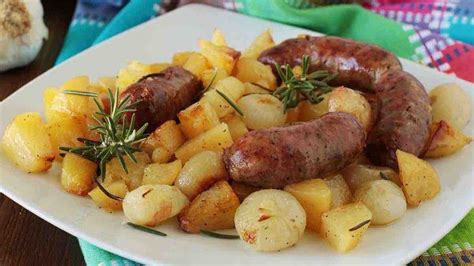 Saucisses Et Pommes De Terre Avec Oignons Au Four