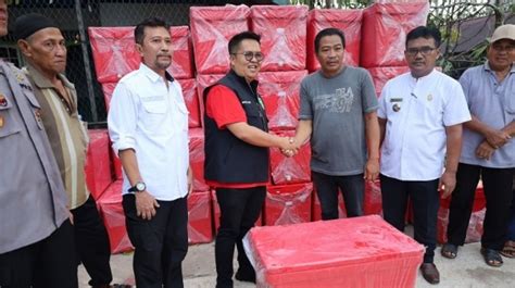 Bantu Warga Sanga Sanga Pemkab Kukar Beri Tandon Dan Cool Box Untuk