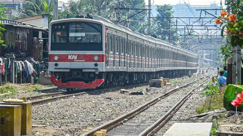 Hunting Krl Commuter Line Melintas Di Pemukiman Padat Penduduk Jpl