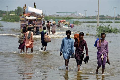 Un tiers du Pakistan sous les eaux à cause dinondations monstres