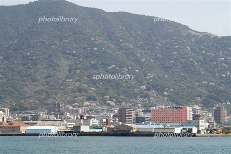 桜咲く関門海峡の門司と山の景色 写真素材 5533450 フォトライブラリー Photolibrary