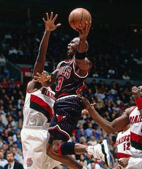 Ретро NBA со Димитар Младеновски-"Биковите" повторно го освоија "Роус ...