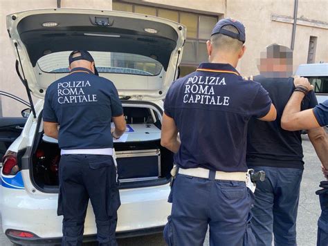 Aggredisce Una Commessa E Rapina Un Negozio Di Largo Torre Argentina