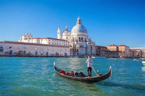 Góndolas Tradicionales En El Gran Canal En Venecia Italia Fotografía