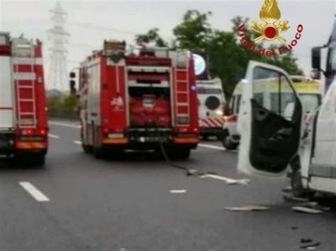 Incidente Tra Mezzo Pesante E Furgone Che Trasporta Esplosivo Sull