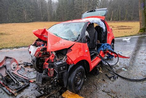 Update zu tödlichem Unfall in Zschorlau PKW prallt gegen Baum