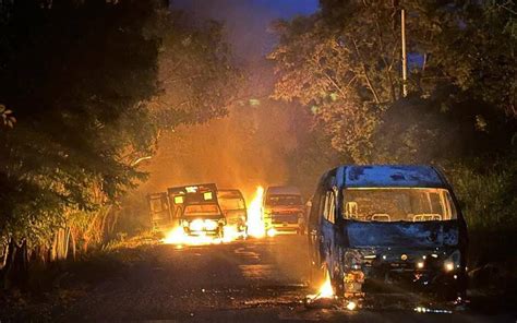 En Frontera Comalapa Incendian Carros Y Se Desata Balacera El Sol De