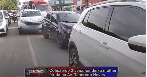 Colisão entre 3 veículos deixa mulher ferida na Av Tancredo Neves em