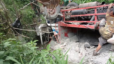 Rem Blong Truk Semen Terjun Ke Sungai Di Blitar Orang Terjepit