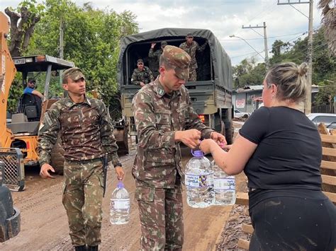 Enchente no RS Exército Brasileiro presta apoio à população afetada