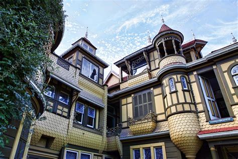 The Winchester Mystery House Stock Photo By Friday 35729595