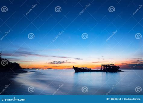 Naufragio Abandonado De Un Barco Pesquero De Madera En La Playa Imagen