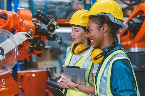 Equipo De Trabajo De Mujeres Ingenieras Que Ayudan Juntas En El Trabajo