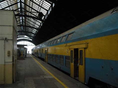 Ein polnischer Personenzug der PKP steht im Bf Görlitz Bahnbilder de