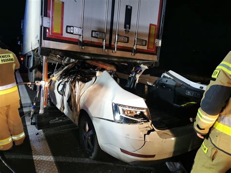 Auto wbiło się pod naczepę ciężarówki Potworny wypadek na autostradzie