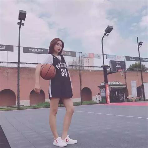 騰訊nba美女主播美娜畫室素描，真是多才多藝 每日頭條