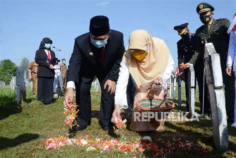 Ziarah Kubur Peringati 75 Tahun Bandung Lautan Api Republika Online