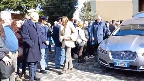 Vicarello Livorno Il Funerale Dell Operaio Morto Nel Cantiere Di