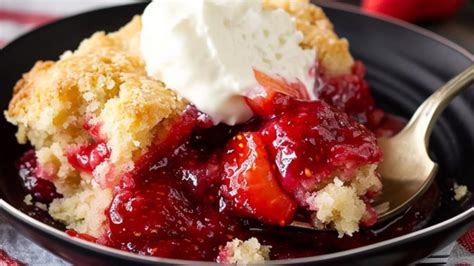 The Easiest Strawberry Cheesecake Dump Cake Recipe