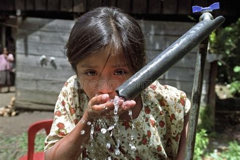 Retrato Del Agua Que Bebe A La Muchacha Guatemalteca Imagen De Archivo