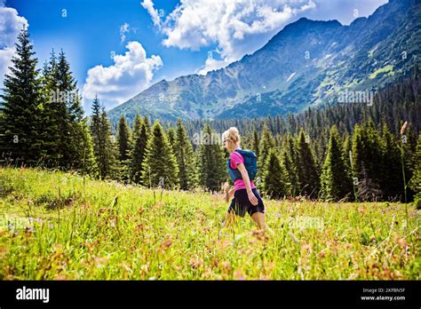 Fille blonde marchant dans la forêt Banque de photographies et dimages à haute résolution Alamy