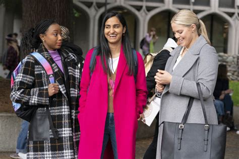 Mindy Kaling Si Justin Noble Creatorii THE SEX LIVES OF COLLEGE GIRLS Lucrul Care Cred Ca E