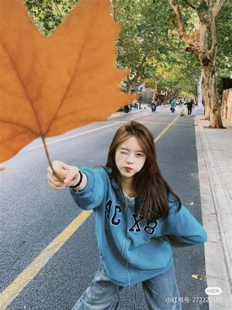 Mê mẩn trend chụp ảnh với lá vàng siêu hot mùa thu này SCTV