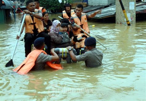 Brimob Evakuasi Korban Banjir Kampung Melayu Foto