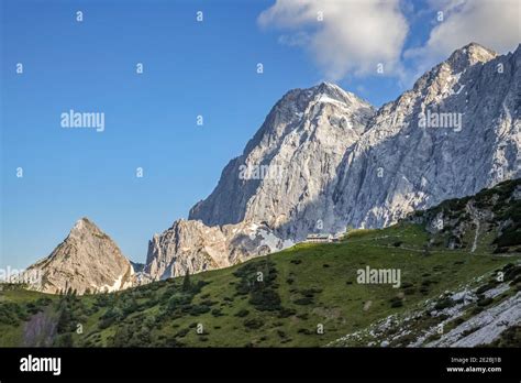 Dachstein suedwand huette Fotos und Bildmaterial in hoher Auflösung