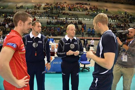 Het Ek Van Scheids Koos Nederhoed Vizier Op Volleybal