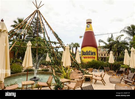 Une Norme Bouteille De Ketchup De Tomate De Daddes Dans Les Jardins Du