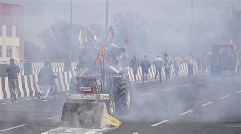 Farmers Tractor Rally Enters Delhi Ahead Of Time Faces Police Lathis Tear Gas India News