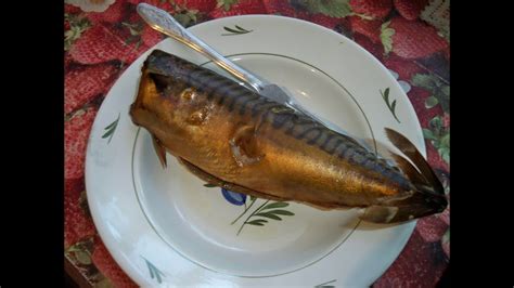 Копчение рыбы в самодельной коптильне на мангале - YouTube