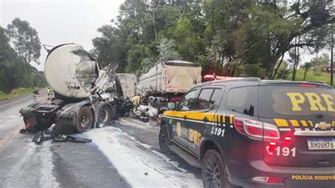 Guaraniaçu Motorista morre após colisão frontal entre dois caminhões