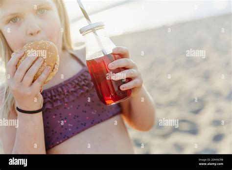 Mädchen jahre bikini Fotos und Bildmaterial in hoher Auflösung Alamy